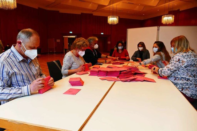 Im Kursaal in Bad Sckingen haben 32 f...elfer die Briefwahlstimmen ausgezhlt.  | Foto: Stefan Mertlik