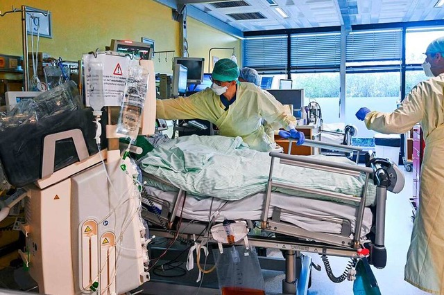 Ein Covid-19-Patient wird an der Unikl...en behandelt (Bild vom November 2020).  | Foto: INA FASSBENDER (AFP)
