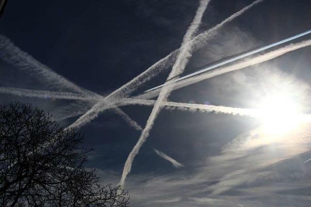 Flugzeuge kreuzen sich am Himmel