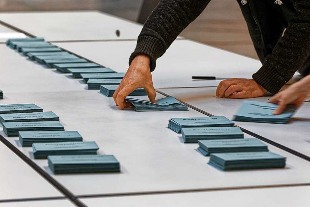 Wahlhelfer in Endingen zhlen Stimmen aus  | Foto: Martin Wendel