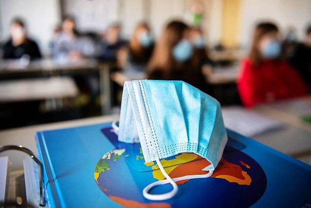 Mit Maske und Abstand: Die Klassen 5 und 6 drfen wieder in die Schule.  | Foto: Matthias Balk (dpa)