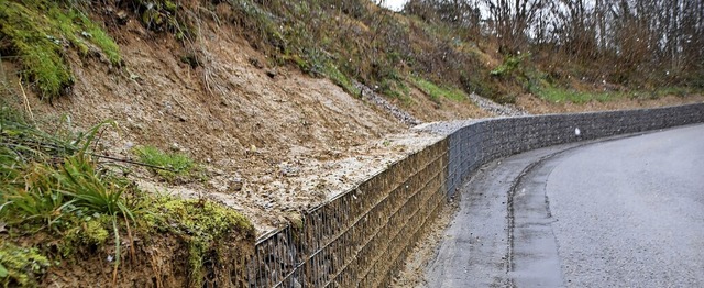 Die Gabionenmauer soll Hangrutsche ver...n. Sie wird nun erhht und bepflanzt.   | Foto: Horatio Gollin