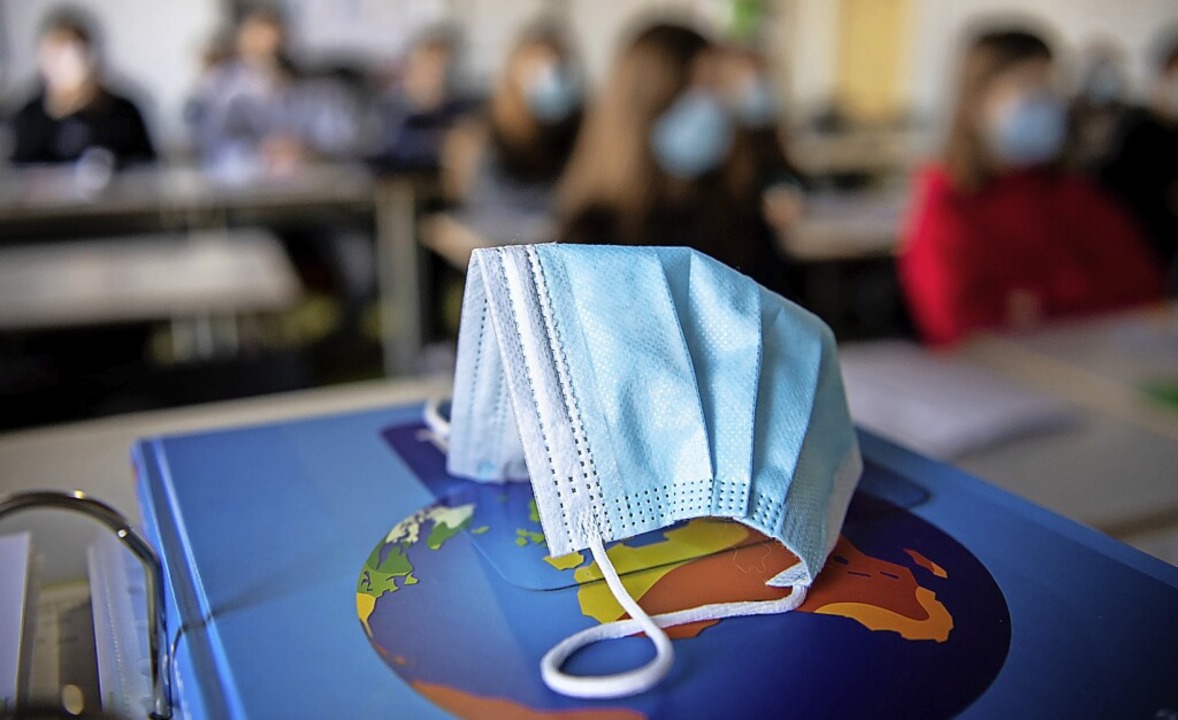 Mit Maske und Abstand: Die Klassen 5 und 6 drfen wieder in die Schule.  | Foto: Matthias Balk (dpa)