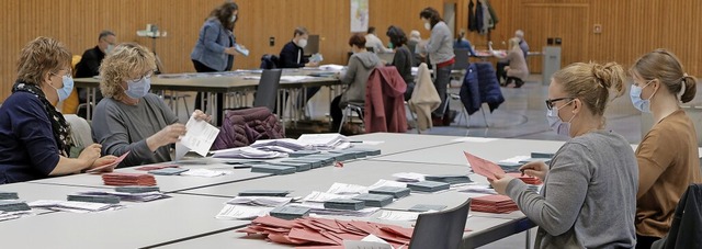 Wahlhelfer bereiten am Sonntagnachmitt...ach 18 Uhr zgig gezhlt werden kann.   | Foto: Martin Wendel