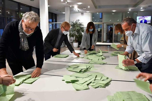 Wahlhelfer zählen die Stimmen zur Landtagswahl in Gundelfingen aus. | Foto: Andrea Steinhart Wahlhelfer zählen die Stimmen zur Landtagswahl in Gundelfingen aus. | Foto: Andrea Steinhart