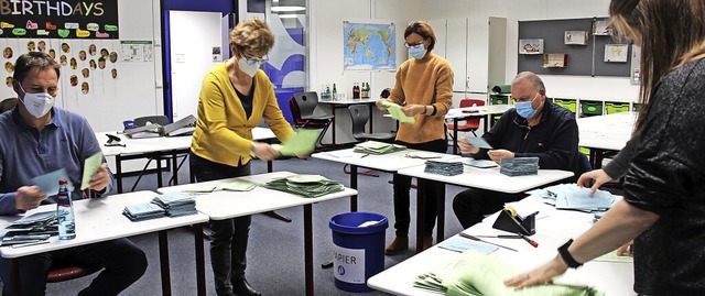 Etliche Wahlhelfer sorgten am Sonntag ...r Ergebnisse, wie hier in Kirchzarten.  | Foto: Erich Krieger