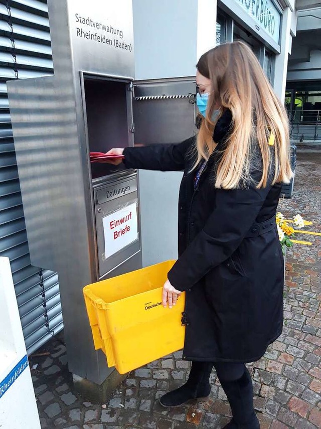 In Rheinfelden leert Isabell Trautmann...s Mal den Briefkasten vor dem Rathaus.  | Foto: Verena Pichler