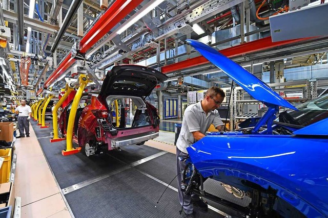 Auch die Gehlter in der Automobilindustrie variieren stark.  | Foto: Martin Schutt (dpa)