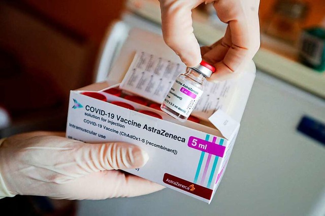Bleibt vorerst im Karton: Corona-Impfstoff von Astrazeneca  | Foto: HANNIBAL HANSCHKE (AFP)