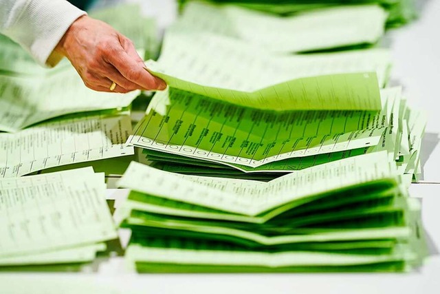 Die Stimmzettel werden akribisch sortiert und mehrfach gezhlt.  | Foto: Uwe Anspach (dpa)