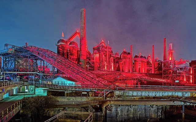 LED macht&#8217;s mglich: Die Hochfen erstrahlen in Rot.  | Foto: Oliver Dietze (dpa)