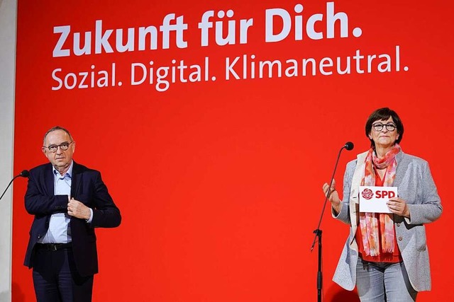 Die SPD-Vorsitzenden Norbert Walter-Borjans und Saskia Esken am Wahlabend  | Foto: Jrg Carstensen (dpa)