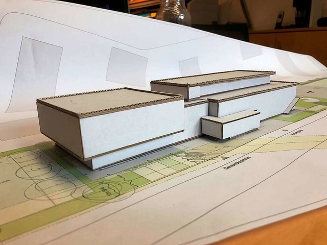 Ein Modell des neuen AB-Begegnungszent...saal, rechts der Kindergarten geplant.  | Foto: AB Gemeinde
