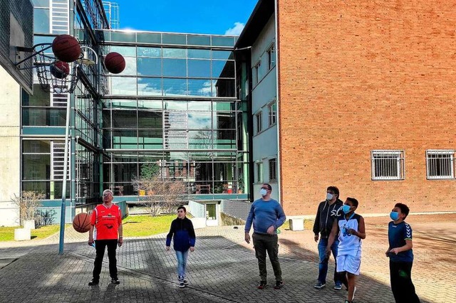 Ein wetterfester Basketballkorb wurde ...re Projekte verzgern sich noch etwas.  | Foto: Werner Schnabl