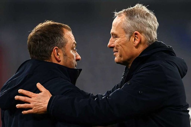 Bayern-Trainer Hansi Flick (links) mus...an Streich als Lw-Nachfolger uern.   | Foto: CHRISTOF STACHE (AFP)