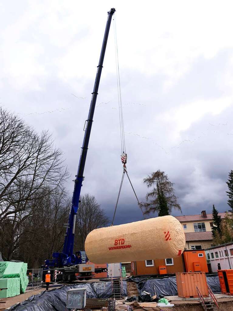 10 Meter lang und 10 Tonnen schwer ist der per Tieflader angelieferte und mit Spezialkran eingepasste Wrmespeicher, der das neue Auenbecken der Bad Krozinger Vita Classica mit 60 Kubikmeter solargewrmtem Wasser versorgen soll.