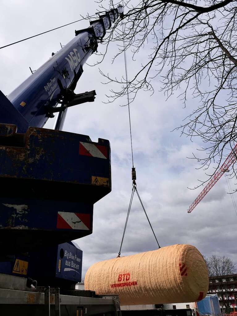 10 Meter lang und 10 Tonnen schwer ist der per Tieflader angelieferte und mit Spezialkran eingepasste Wrmespeicher, der das neue Auenbecken der Bad Krozinger Vita Classica mit 60 Kubikmeter solargewrmtem Wasser versorgen soll.