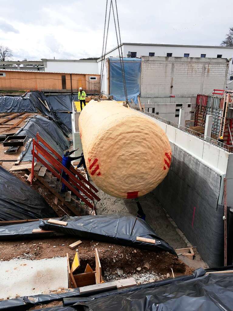 10 Meter lang und 10 Tonnen schwer ist der per Tieflader angelieferte und mit Spezialkran eingepasste Wrmespeicher, der das neue Auenbecken der Bad Krozinger Vita Classica mit 60 Kubikmeter solargewrmtem Wasser versorgen soll.