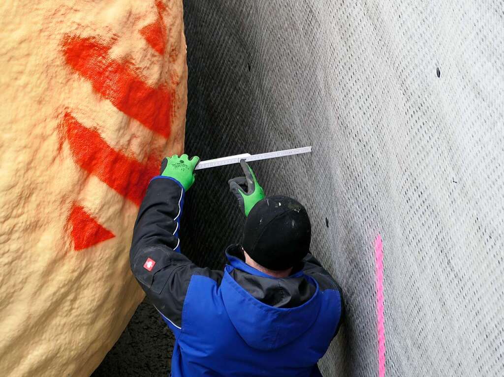 10 Meter lang und 10 Tonnen schwer ist der per Tieflader angelieferte und mit Spezialkran eingepasste Wrmespeicher, der das neue Auenbecken der Bad Krozinger Vita Classica mit 60 Kubikmeter solargewrmtem Wasser versorgen soll.