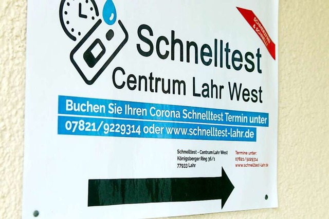 Schilder weisen den Weg zum Testzentrum.  | Foto: Heidi Fel