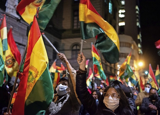 Demonstranten protestierten gegen die ...gen Interimsprsidentin Jeanine ez .  | Foto: Radoslaw Czajkowski (dpa)