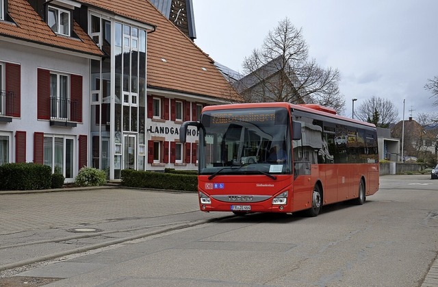 Der rote SBG-Bus nach Denzlingen durch Buchholz.   | Foto: Christian Ringwald