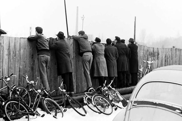 Kiebitzen ber den Zaun hinweg: Im alt...dion war das ein beliebter Volkssport.  | Foto: Armin E. Mller
