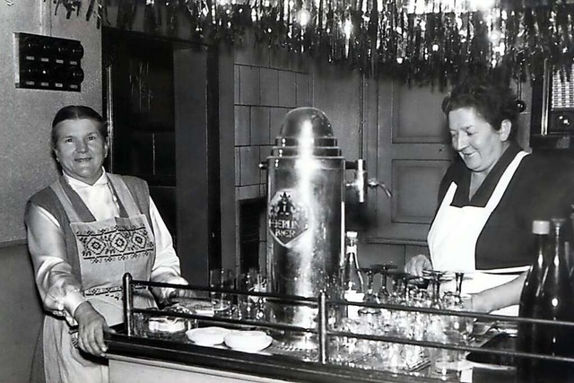 Elsa (rechts)  und Olga Reger am Tresen, Aufnahme aus den 1960er-Jahren.  | Foto: Archiv Roland Weis