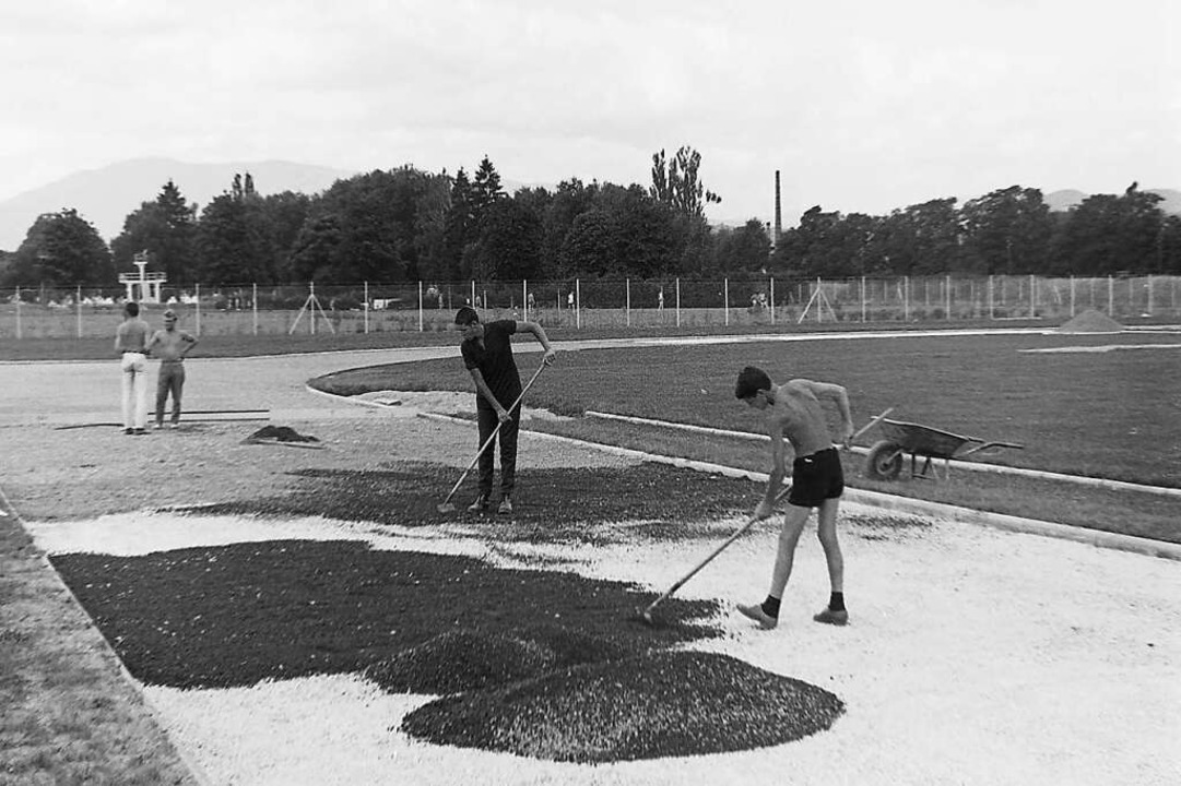 Handarbeit beim Bau des Sportplatzes.  | Foto: Armin E. Möller