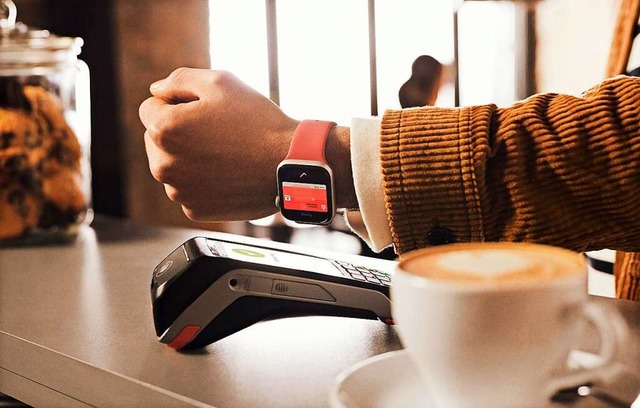 ber Apple Pay kann man auch per Smartwatch bezahlen  | Foto: Sparkassse Markgrflerland