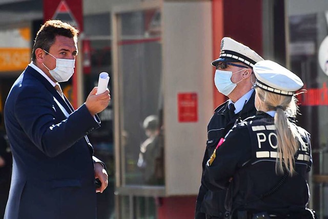 Dubravko Mandic &#8211; hier im Februa... diskutiert mit Polizisten in Lrrach.  | Foto: Barbara Ruda