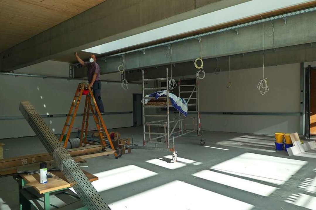 Berufsschulchef Martin Rieder auf der Baustelle der  Lernfabrik 4.0.    | Foto: Peter Stellmach