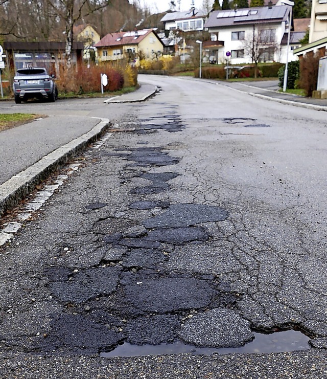 Starke Fahrbahnschden gibt es in der ... Schulferien beseitigt werden sollen.   | Foto: Martin Kpfer