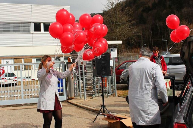 Die Beschftigten von Hella haben mit ...ote IGM-Luftballons am Zaun befestigt.  | Foto: Martin Klabund