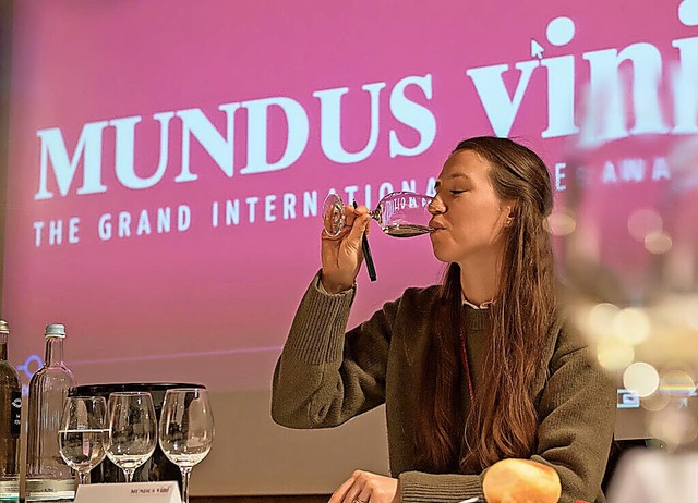Verkosterin Tatiana Eremina in Aktion ...jahrsverkostung von Mundus Vini 2021.   | Foto: AD LUMINA, Ralf Ziegler