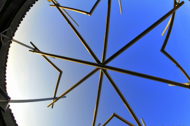 Der Malteserstern  ist in Heitersheim ...inem  Verkehrskreisel in den Himmel.    | Foto: Bernhard Keller