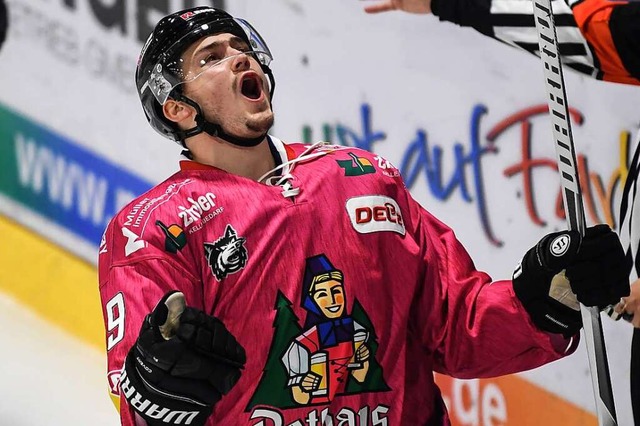 So lieben ihn die Freiburger Fans: Nikolas Linsenmaier beim Torjubel  | Foto: Patrick Seeger