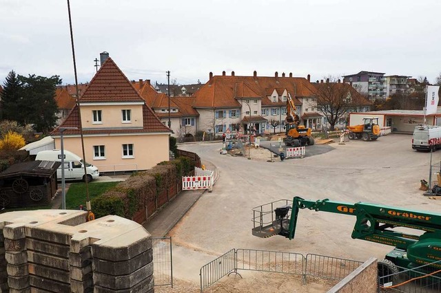 Nur in der Mittagspause lsst der Schw...r dem Haus Gterstrae 9 (links) nach.  | Foto: Herbert Frey