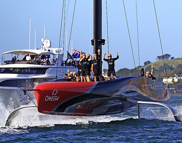 Das futuristische Siegerboot surft wie...aschine auf Tragflchen durchs Wasser.  | Foto: GILLES MARTIN-RAGET (AFP)