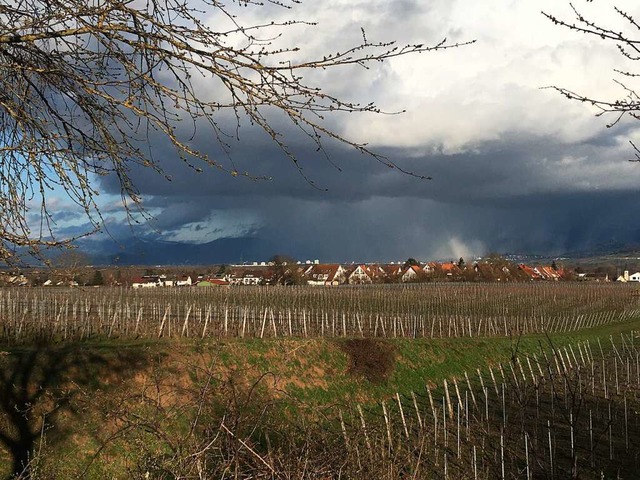 Diese Ansicht von Tiengen unter dunkle...ierte BZ-Leser Gerd Sohnius am Montag.  | Foto: Gerd Sohnius