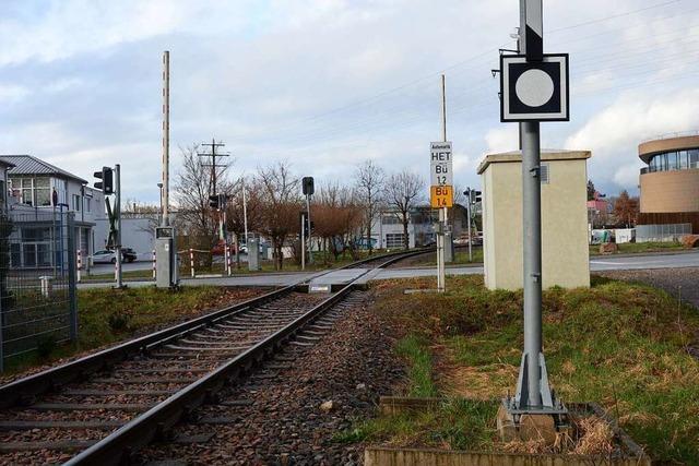 Wer bezahlt die Unterhaltskosten fr einen neuen Bahnbergang?