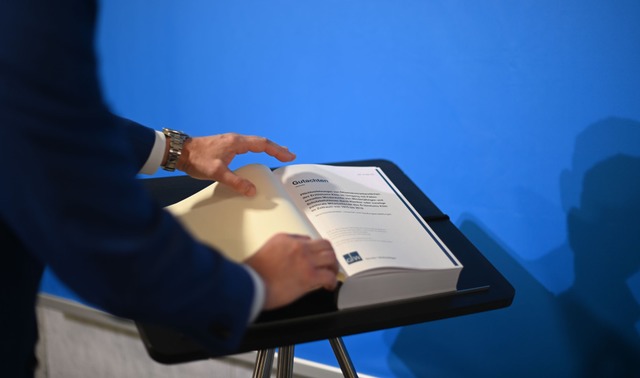 Ein Gutachten zum Umgang des Erzbistum... Pressekonferenz auf einem Rednerpult.  | Foto: Ina Fassbender (dpa)