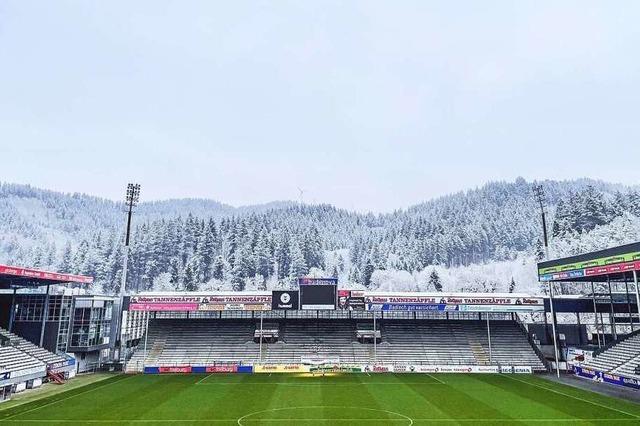 Fußball während Corona: Freiburger Fans im Einsamstadion