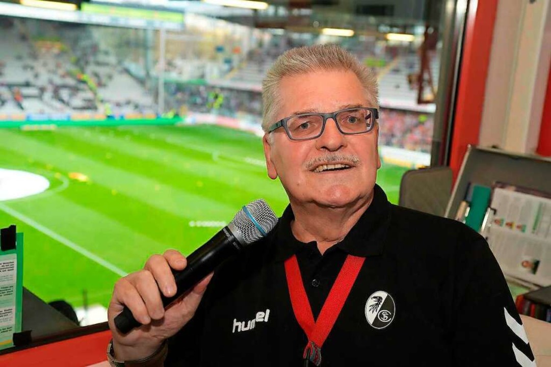 Claus Köhn in seiner Funktion als Stadionsprecher beim Sportclub  | Foto: privat