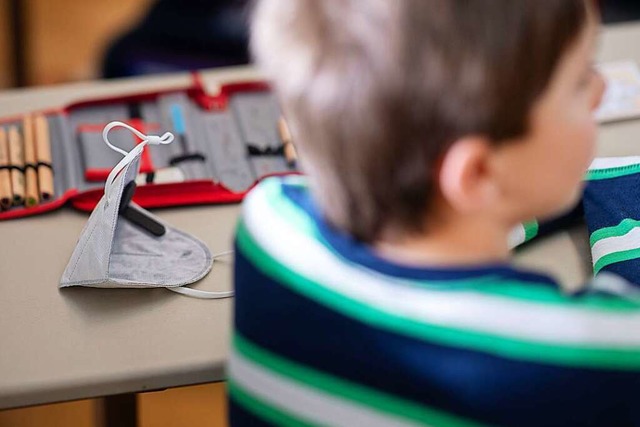 Ab sofort ist Maskentragen in der Schule Pflicht auch fr Grundschler.  | Foto: Sebastian Gollnow (dpa)