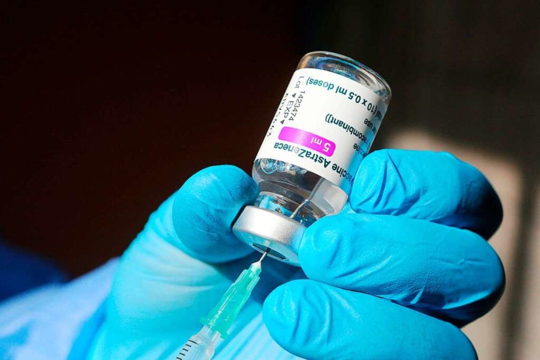 Eine Spritze wird mit dem Corona-Impfstoff von Astrazeneca aufgezogen  | Foto: Matthias Bein (dpa)