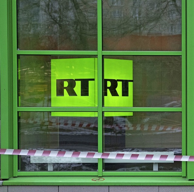 Das Logo des staatlichen russischen Senders RT an einem Moskauer Bro  | Foto: Pavel Golovkin (dpa)