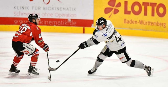 Das 500. Spiel im EHC-Trikot: Verteidi...Schuss des Bayreuthers Tim Zimmermann.  | Foto: Achim Keller