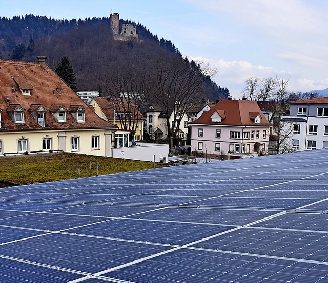 Neue Photovoltaik-Anlage der Stadtwerk... Stadthalle  mit leichten GFK-Modulen   | Foto: SWW