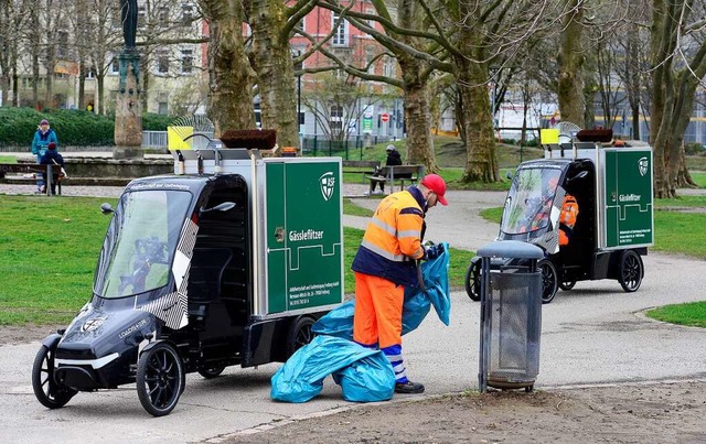 Mitarbeiter der Stadtreinigung mit ihren neuen Dienstfahrzeugen  | Foto: Ingo Schneider